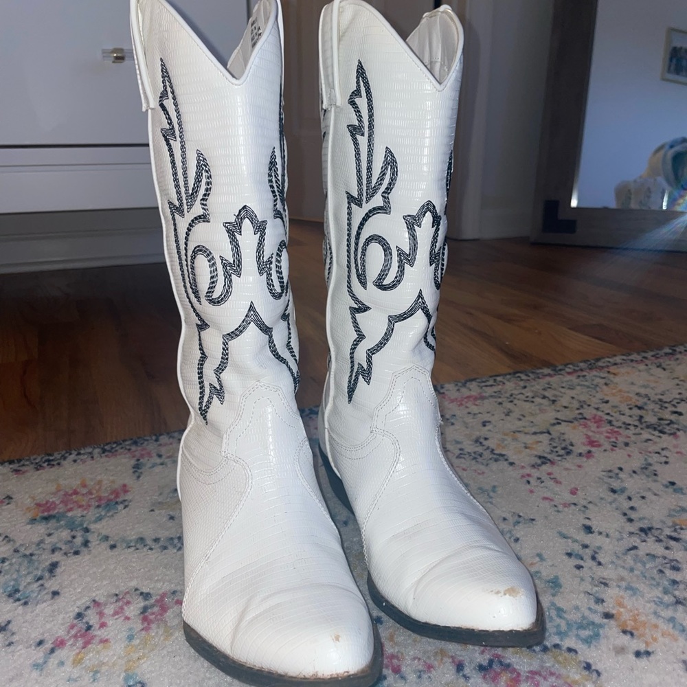 Lulu’s white cowgirl boots